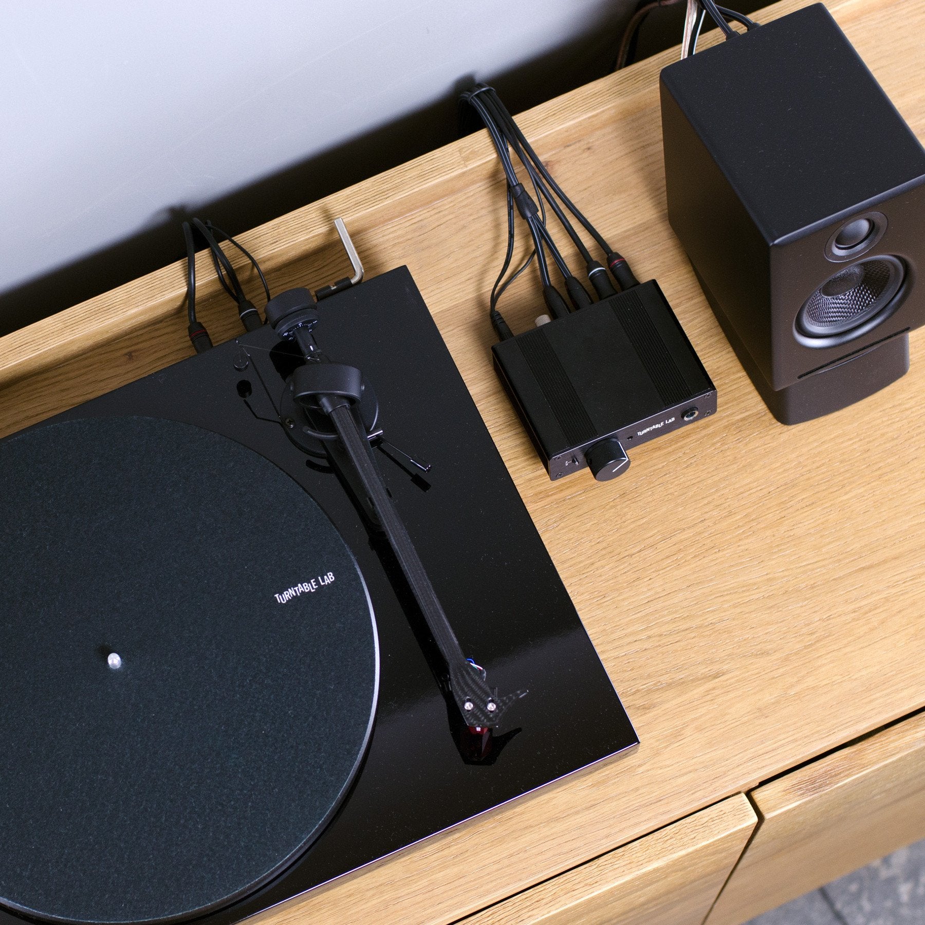 Pro-Ject: Debut Carbon Turntable / PH01 / A2+ Bluetooth Complete Listening Package (TTL Setup)
